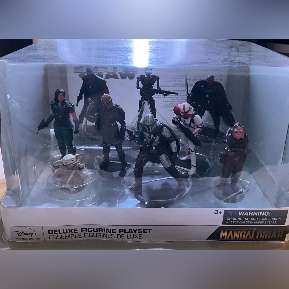 This is a Disney Star Wars: The Mandalorian Deluxe Figure Play Set.